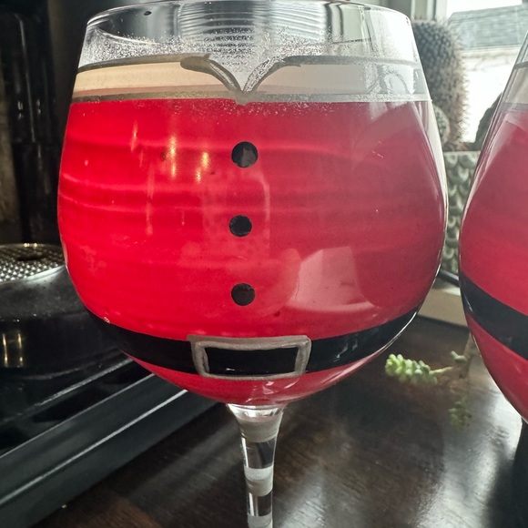 🎅❤️ Pier 1 Hand painted Santa belt Christmas wine glasses ❤️🎅🍷 - Picture 2 of 4